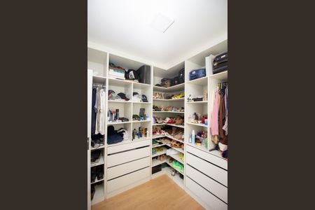 Casa de condomínio à venda com 240m², 3 quartos e 4 vagas Casa de condomínio à venda com 240m², 3 quartos e 4 vagasCloset da suíte