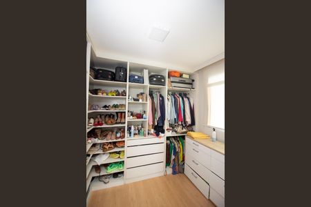 Casa de condomínio à venda com 240m², 3 quartos e 4 vagas Casa de condomínio à venda com 240m², 3 quartos e 4 vagasCloset da suíte