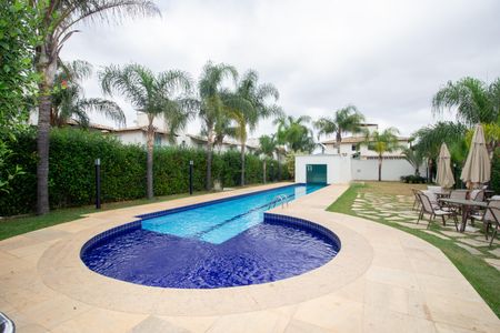 Casa de condomínio à venda com 240m², 3 quartos e 4 vagas Casa de condomínio à venda com 240m², 3 quartos e 4 vagasÁrea comum - Piscina