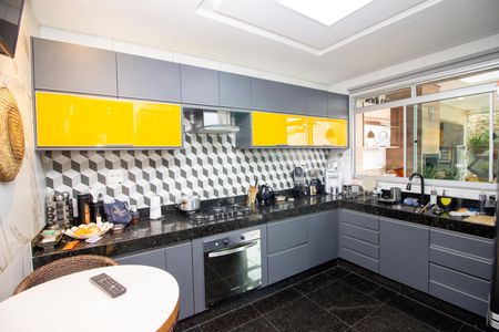 Casa de condomínio à venda com 240m², 3 quartos e 4 vagas Casa de condomínio à venda com 240m², 3 quartos e 4 vagasCozinha e Área de Serviço