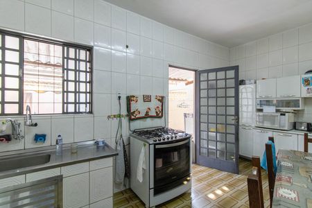 Casa à venda com 241m², 4 quartos e 2 vagas Casa à venda com 241m², 4 quartos e 2 vagasCozinha