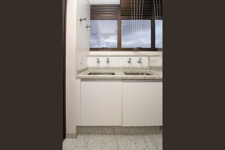 Apartamento à venda com 280m², 5 quartos e 4 vagas Apartamento à venda com 280m², 5 quartos e 4 vagasÁrea de Serviço