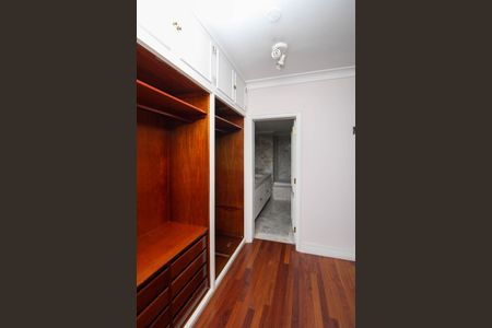 Apartamento à venda com 280m², 5 quartos e 4 vagas Apartamento à venda com 280m², 5 quartos e 4 vagasCloset Suíte 3