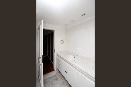 Apartamento à venda com 280m², 5 quartos e 4 vagas Apartamento à venda com 280m², 5 quartos e 4 vagasBanheiro Suíte 3
