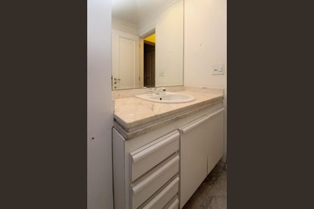 Apartamento à venda com 280m², 5 quartos e 4 vagas Apartamento à venda com 280m², 5 quartos e 4 vagasBanheiro Suíte 1