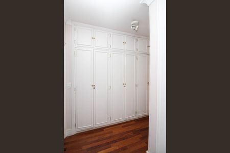 Apartamento à venda com 280m², 5 quartos e 4 vagas Apartamento à venda com 280m², 5 quartos e 4 vagasCloset Suíte 3