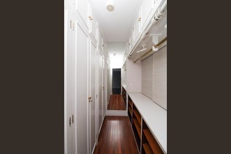 Apartamento à venda com 280m², 5 quartos e 4 vagas Apartamento à venda com 280m², 5 quartos e 4 vagasCloset Suíte 3