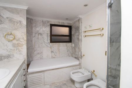 Apartamento à venda com 280m², 5 quartos e 4 vagas Apartamento à venda com 280m², 5 quartos e 4 vagasBanheiro Suíte 3
