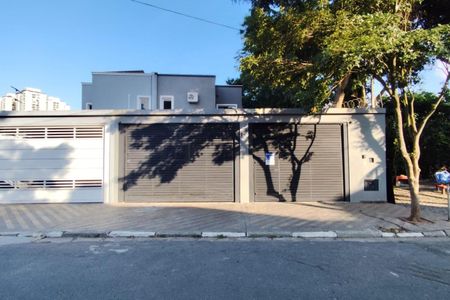 Casa para alugar com 298m², 3 quartos e 4 vagas Casa para alugar com 298m², 3 quartos e 4 vagasFachada