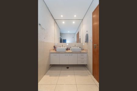 Casa para alugar com 298m², 3 quartos e 4 vagas Casa para alugar com 298m², 3 quartos e 4 vagasBanheiro da Suite
