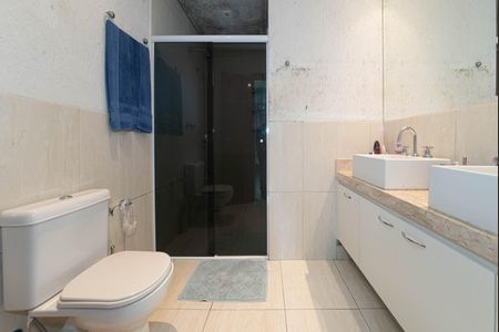 Casa para alugar com 298m², 3 quartos e 4 vagas Casa para alugar com 298m², 3 quartos e 4 vagasBanheiro da Suite
