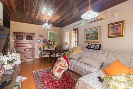 Casa à venda com 240m², 4 quartos e 4 vagas