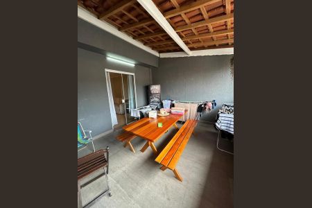 Casa à venda com 100m², 3 quartos e 2 vagas Casa à venda com 100m², 3 quartos e 2 vagasÁrea externa