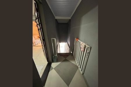 Casa à venda com 100m², 3 quartos e 2 vagas Casa à venda com 100m², 3 quartos e 2 vagasEscada