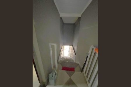 Casa à venda com 100m², 3 quartos e 2 vagas Casa à venda com 100m², 3 quartos e 2 vagasEscada