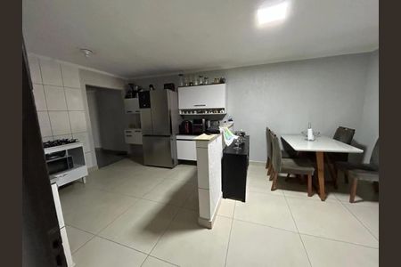 Casa à venda com 100m², 3 quartos e 2 vagas Casa à venda com 100m², 3 quartos e 2 vagasSala de jantar