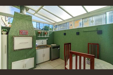 Casa de condomínio à venda com 161m², 3 quartos e 1 vaga Casa de condomínio à venda com 161m², 3 quartos e 1 vagaQuintal com churrasqueira