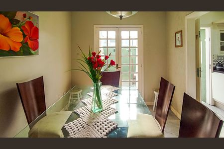 Casa de condomínio à venda com 161m², 3 quartos e 1 vaga Casa de condomínio à venda com 161m², 3 quartos e 1 vagaSala de Jantar
