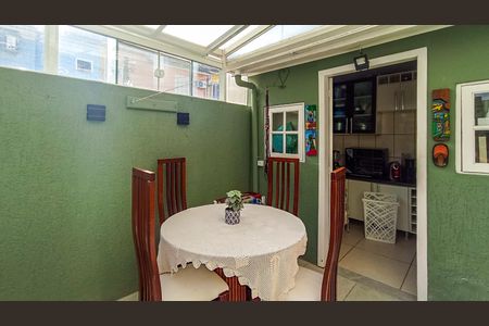 Casa de condomínio à venda com 161m², 3 quartos e 1 vaga Casa de condomínio à venda com 161m², 3 quartos e 1 vagaQuintal