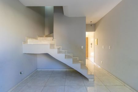 Sala de casa de condomínio para alugar com 2 quartos, 61m² em Lajeado, Cotia