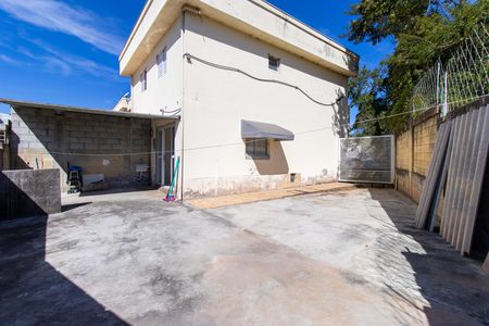 Quintal dos fundos e area de serviço de casa de condomínio para alugar com 2 quartos, 61m² em Lajeado, Cotia