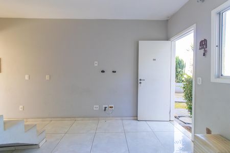 Sala de casa de condomínio para alugar com 2 quartos, 61m² em Lajeado, Cotia