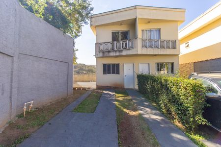 Casa de condomínio para alugar com 61m², 2 quartos e 2 vagas Casa de condomínio para alugar com 61m², 2 quartos e 2 vagasFachada e garagem