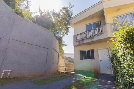 Casa de condomínio para alugar com 61m², 2 quartos e 2 vagas Casa de condomínio para alugar com 61m², 2 quartos e 2 vagasFachada e garagem