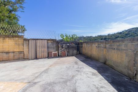 Quintal dos fundos de casa de condomínio para alugar com 2 quartos, 61m² em Lajeado, Cotia