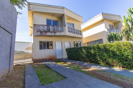 Casa de condomínio para alugar com 61m², 2 quartos e 2 vagas Casa de condomínio para alugar com 61m², 2 quartos e 2 vagasFachada e garagem
