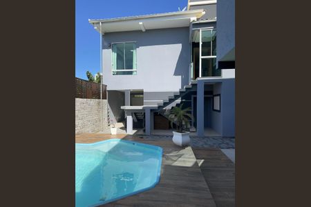 Casa para alugar com 100m², 3 quartos e 1 vaga Casa para alugar com 100m², 3 quartos e 1 vagaFachada