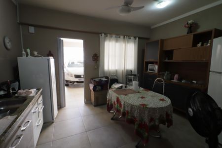 Casa à venda com 250m², 3 quartos e 4 vagasQuarto de Serviço