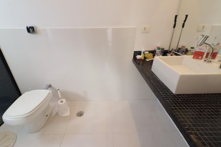 Casa à venda com 250m², 3 quartos e 4 vagasBanheiro da Suíte 1
