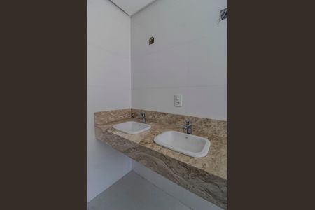 Casa de condomínio para alugar com 300m², 3 quartos e 2 vagas Casa de condomínio para alugar com 300m², 3 quartos e 2 vagasBanheiro da Suíte 3