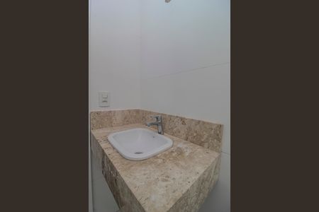 Casa de condomínio para alugar com 300m², 3 quartos e 2 vagas Casa de condomínio para alugar com 300m², 3 quartos e 2 vagasBanheiro da Suíte 2