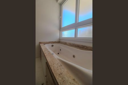 Casa de condomínio para alugar com 300m², 3 quartos e 2 vagas Casa de condomínio para alugar com 300m², 3 quartos e 2 vagasBanheiro da Suíte 3