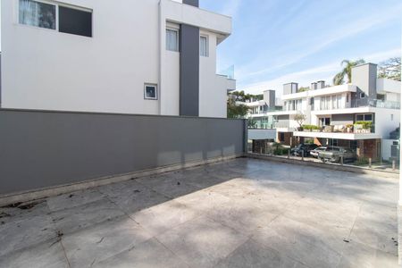 Casa de condomínio para alugar com 300m², 3 quartos e 4 vagas Casa de condomínio para alugar com 300m², 3 quartos e 4 vagasVaranda do Quarto 3