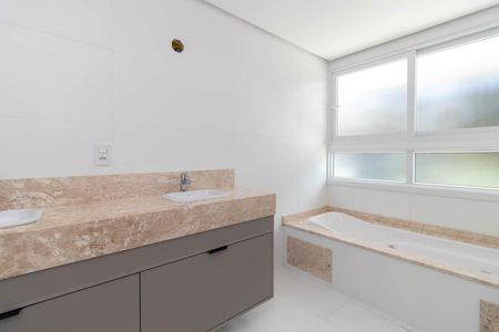 Casa de condomínio para alugar com 300m², 3 quartos e 2 vagas Casa de condomínio para alugar com 300m², 3 quartos e 2 vagasBanheiro do Quarto 3