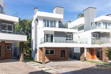 Casa de condomínio para alugar com 300m², 3 quartos e 2 vagas Casa de condomínio para alugar com 300m², 3 quartos e 2 vagasFachada