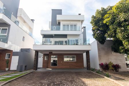 Casa de condomínio para alugar com 330m², 3 quartos e 4 vagas Casa de condomínio para alugar com 330m², 3 quartos e 4 vagasFachada