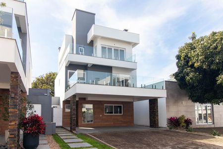 Casa de condomínio para alugar com 330m², 3 quartos e 4 vagas Casa de condomínio para alugar com 330m², 3 quartos e 4 vagasFachada