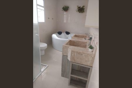 Casa para alugar com 270m², 5 quartos e 3 vagasBanheiro 