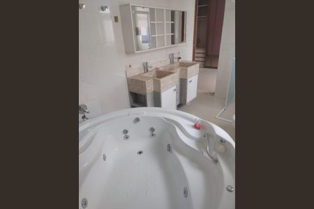 Casa para alugar com 270m², 5 quartos e 3 vagasBanheiro