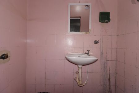 Casa para alugar com 135m², 2 quartos e 2 vagasBanheiro da Edícula
