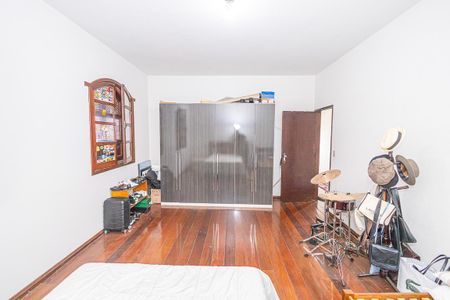 Casa à venda com 365m², 5 quartos e 4 vagas Casa à venda com 365m², 5 quartos e 4 vagasQuarto 5