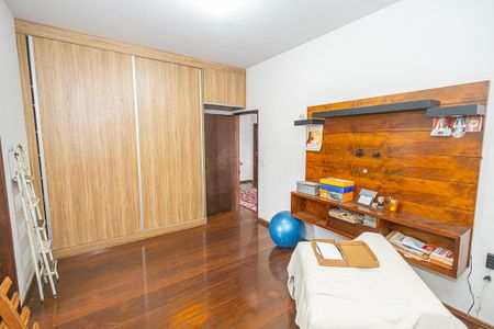 Casa à venda com 365m², 5 quartos e 4 vagas Casa à venda com 365m², 5 quartos e 4 vagasQuarto 2/ suite