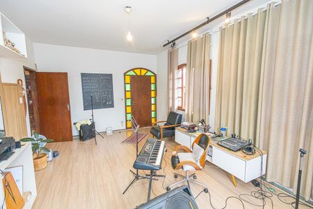 Casa à venda com 365m², 5 quartos e 4 vagas Casa à venda com 365m², 5 quartos e 4 vagasSala