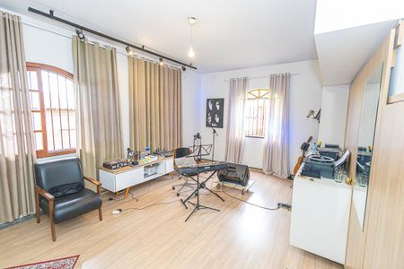 Casa à venda com 365m², 5 quartos e 4 vagas Casa à venda com 365m², 5 quartos e 4 vagasSala