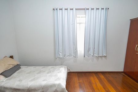 Casa à venda com 365m², 5 quartos e 4 vagas Casa à venda com 365m², 5 quartos e 4 vagasQuarto 4