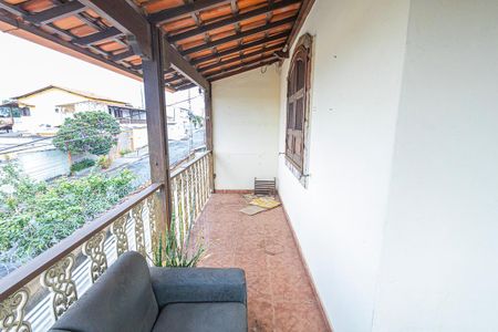 Casa à venda com 365m², 5 quartos e 4 vagas Casa à venda com 365m², 5 quartos e 4 vagasVaranda